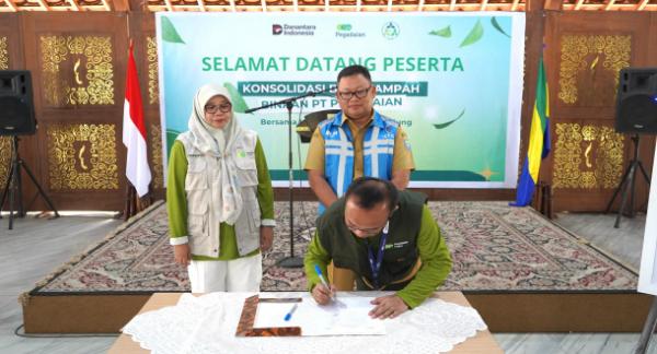 Pihak Pegadaian Kanwil X Jabar bersama Pemkot Bandung saat penandatanganan komitmen. Foto: Istimewa