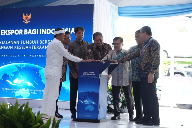 Gubernur Jawa Barat Dedi Mulyadi menghadiri seremoni “3 Juta Ekspor bagi Indonesia: Perjalanan Tumbuh Bersama Membangun Kesejahteraan Bangsa” di PT Toyota Motor Manufacturing Indonesia (TMMIN) Karawang Plant 1, Kabupaten Karawang, Kamis (9/10/2025).