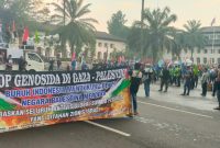 Buruh Jawa Barat Gelar Aksi Solidaritas Bela Palestina di Depan Gedung Sate,Jumat (10/10/2025).