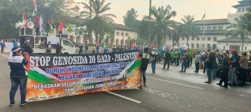 Buruh Jawa Barat Gelar Aksi Solidaritas Bela Palestina di Depan Gedung Sate,Jumat (10/10/2025).
