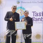 Samsat Kota Tasikmalaya Yana Suristriawan Raih Penghargaan Bergengsi dari Wali Kota, ini harapannya