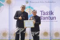 Kepala Samsat Kota Tasikmalaya, Yana Suristriawan (kanan) saat foto bersama 