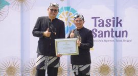 Kepala Samsat Kota Tasikmalaya, Yana Suristriawan (kanan) saat foto bersama 