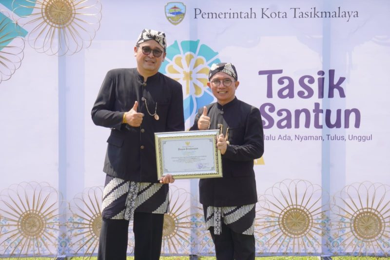 Kepala Samsat Kota Tasikmalaya, Yana Suristriawan (kanan) saat foto bersama 