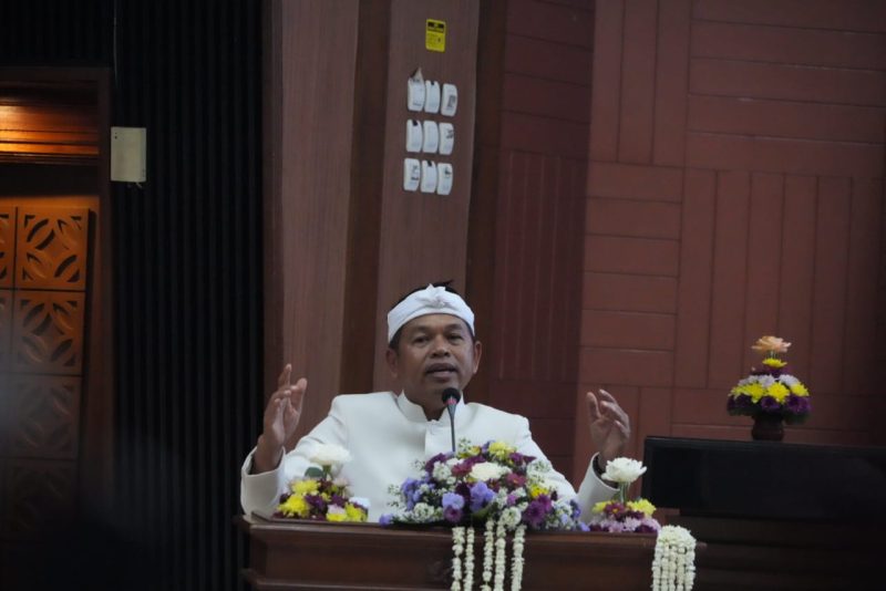 Gubernur Jawa Barat Dedi Mulyadi saat menghadiri Peringatan Hari Jadi ke-24 Kota Tasikmalaya, di Ruang Rapat Paripurna DPRD Kota Tasikmalaya, Jalan R.E. Martadinata, Jumat (17/10/2025).