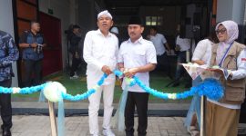 Gubernur Jawa Barat Dedi Mulyadi meresmikan fasilitas pengolahan limbah plastik di Hyundai Waste Recyling Center, Desa Wanajaya, Kecamatan Cibitung, Kabupaten Bekasi, Kamis (16/10/2025).