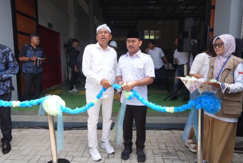 Gubernur Jawa Barat Dedi Mulyadi meresmikan fasilitas pengolahan limbah plastik di Hyundai Waste Recyling Center, Desa Wanajaya, Kecamatan Cibitung, Kabupaten Bekasi, Kamis (16/10/2025).
