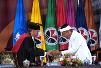Gubernur Jawa Barat Dedi Mulyadi,menghadiri Dies Natalis ke-71 UPI di Gedung Achmad Sanusi, Kota Bandung, Senin (20/10/2025).
