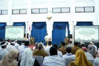 Gubernur Jawa Barat Dedi Mulyadi menghadiri Musyawarah Wilayah Dewan Koperasi Indonesia Wilayah (Dekopinwil) Jawa Barat di Aula Barat Gedung Sate, Jalan Diponegoro Nomor 22, Kota Bandung, Senin (20/10/2025).
