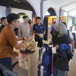Peringati Hari Pangan Sedunia,Daop 2 Bandung dan KAI Services Bagi-bagi Makanan di Stasiun Bandung