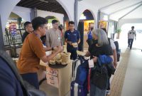 KAI Daop 2 Bandung dan KAI Services  Bagikan Aneka Makanan Pokok Lokal Kepada Pelanggan di Stasiun Bandung Dalam Rangka Peringatan Hari Pangan Sedunia.