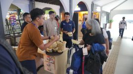 KAI Daop 2 Bandung dan KAI Services  Bagikan Aneka Makanan Pokok Lokal Kepada Pelanggan di Stasiun Bandung Dalam Rangka Peringatan Hari Pangan Sedunia.