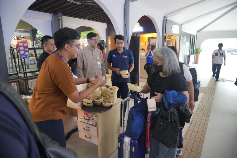 KAI Daop 2 Bandung dan KAI Services  Bagikan Aneka Makanan Pokok Lokal Kepada Pelanggan di Stasiun Bandung Dalam Rangka Peringatan Hari Pangan Sedunia.