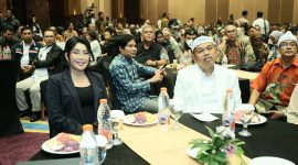 Ketua APINDO Jabar Ning Wahyu Astutik saat bersama dengan Gubernur Jabar 