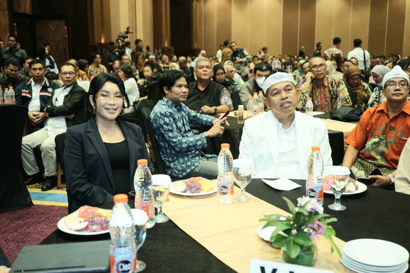 Ketua APINDO Jabar Ning Wahyu Astutik saat bersama dengan Gubernur Jabar 