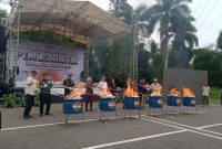 Pemerintah Daerah Provinsi (Pemdaprov) Jawa Barat (Jabar) bersama Kantor Wilayah Direktorat Jenderal Bea dan Cukai Jabar melaksanakan pemusnahan terhadap barang kena cukai (BKC) ilegal, di Lapang Parkir Ex Giant Supermarket Kota Baru Parahyangan, Padalarang, Kabupaten Bandung Barat, Rabu (29/10/2025).