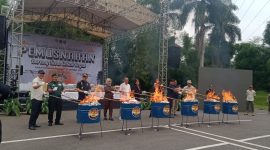 Pemerintah Daerah Provinsi (Pemdaprov) Jawa Barat (Jabar) bersama Kantor Wilayah Direktorat Jenderal Bea dan Cukai Jabar melaksanakan pemusnahan terhadap barang kena cukai (BKC) ilegal, di Lapang Parkir Ex Giant Supermarket Kota Baru Parahyangan, Padalarang, Kabupaten Bandung Barat, Rabu (29/10/2025).