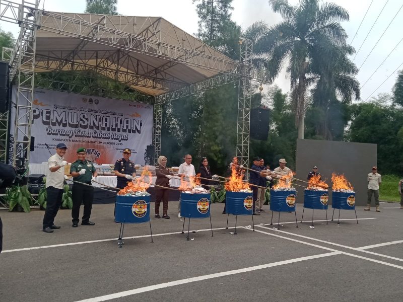 Pemerintah Daerah Provinsi (Pemdaprov) Jawa Barat (Jabar) bersama Kantor Wilayah Direktorat Jenderal Bea dan Cukai Jabar melaksanakan pemusnahan terhadap barang kena cukai (BKC) ilegal, di Lapang Parkir Ex Giant Supermarket Kota Baru Parahyangan, Padalarang, Kabupaten Bandung Barat, Rabu (29/10/2025).