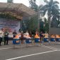 Pemerintah Daerah Provinsi (Pemdaprov) Jawa Barat (Jabar) bersama Kantor Wilayah Direktorat Jenderal Bea dan Cukai Jabar melaksanakan pemusnahan terhadap barang kena cukai (BKC) ilegal, di Lapang Parkir Ex Giant Supermarket Kota Baru Parahyangan, Padalarang, Kabupaten Bandung Barat, Rabu (29/10/2025).