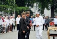 Gubernur Jawa Barat Dedi Mulyadi menyerahkan secara simbolis Surat Keputusan (SK) pengangkatan dan mutasi kepala sekolah di Gedung Sate, Rabu (29/10/2025).