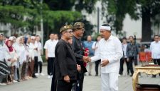 Gubernur Jawa Barat Dedi Mulyadi menyerahkan secara simbolis Surat Keputusan (SK) pengangkatan dan mutasi kepala sekolah di Gedung Sate, Rabu (29/10/2025).