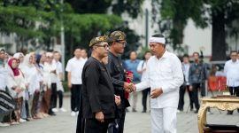 Gubernur Jawa Barat Dedi Mulyadi menyerahkan secara simbolis Surat Keputusan (SK) pengangkatan dan mutasi kepala sekolah di Gedung Sate, Rabu (29/10/2025).