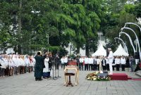 Gubernur Jawa Barat Dedi Mulyadi menyerahkan sebanyak 641 Surat Keputusan (SK) Pengangkatan dan Mutasi Kepala Sekolah di Gedung Sate, Kota Bandung, Rabu (29/10/2025).