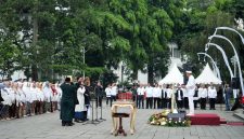 Gubernur Jawa Barat Dedi Mulyadi menyerahkan sebanyak 641 Surat Keputusan (SK) Pengangkatan dan Mutasi Kepala Sekolah di Gedung Sate, Kota Bandung, Rabu (29/10/2025).