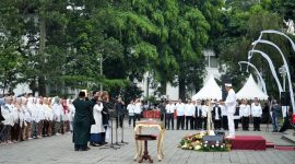 Gubernur Jawa Barat Dedi Mulyadi menyerahkan sebanyak 641 Surat Keputusan (SK) Pengangkatan dan Mutasi Kepala Sekolah di Gedung Sate, Kota Bandung, Rabu (29/10/2025).