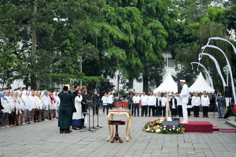 Gubernur Jawa Barat Dedi Mulyadi menyerahkan sebanyak 641 Surat Keputusan (SK) Pengangkatan dan Mutasi Kepala Sekolah di Gedung Sate, Kota Bandung, Rabu (29/10/2025).