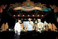 KDM saat menghadiri pagelaran Budaya Mapag Pajajaran Anyar, Medal Gapura Ekosistem Budaya Kasumedangan yang berlangsung di Pendopo PPS dan Gedung Negara, Kabupaten Sumedang, Rabu malam (29/10/2025).