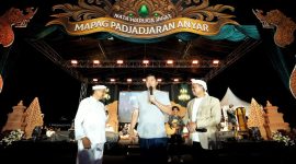 KDM saat menghadiri pagelaran Budaya Mapag Pajajaran Anyar, Medal Gapura Ekosistem Budaya Kasumedangan yang berlangsung di Pendopo PPS dan Gedung Negara, Kabupaten Sumedang, Rabu malam (29/10/2025).