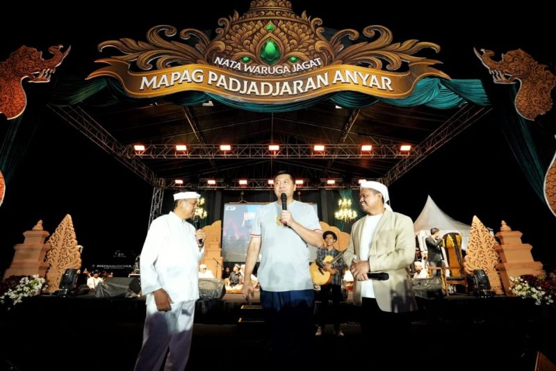 KDM saat menghadiri pagelaran Budaya Mapag Pajajaran Anyar, Medal Gapura Ekosistem Budaya Kasumedangan yang berlangsung di Pendopo PPS dan Gedung Negara, Kabupaten Sumedang, Rabu malam (29/10/2025).