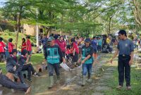 Masyarakat dan Pemerintah angkut bertruk-truk sampah dari sungai Citarum.