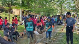 Masyarakat dan Pemerintah angkut bertruk-truk sampah dari sungai Citarum.