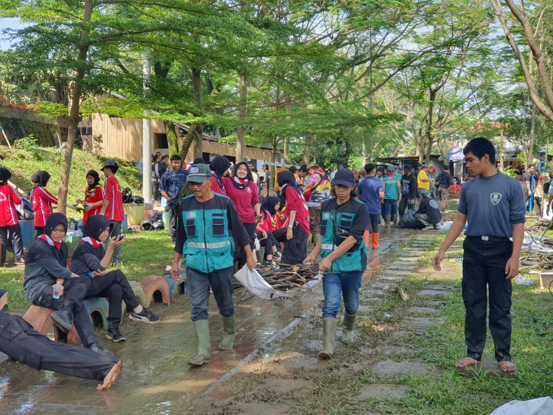 Masyarakat dan Pemerintah angkut bertruk-truk sampah dari sungai Citarum.
