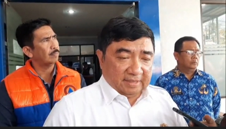 Bupati Garut, Abdusy Syakur Amin saat memberikan keterangan kepada awak media. Rabu (01/10/2025) siang.