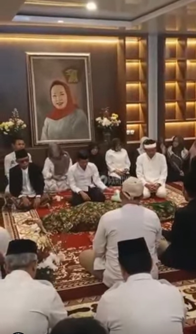 Gubernur KDM Bertakziah atas Wafatnya Istri Bupati Purwakarta