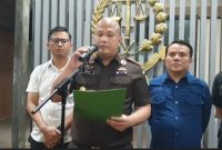 Irfan Wibowo,Kepala Kejaksaan Negeri Kota Bandung saat melakukan konferensi pers di kantor Kejaksaan Negeri pada Kamis (30/10/2025).