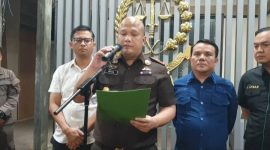 Irfan Wibowo,Kepala Kejaksaan Negeri Kota Bandung saat melakukan konferensi pers di kantor Kejaksaan Negeri pada Kamis (30/10/2025).