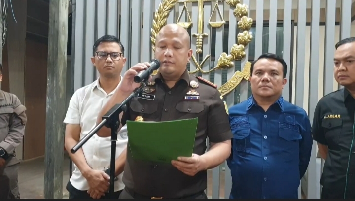 Irfan Wibowo,Kepala Kejaksaan Negeri Kota Bandung saat melakukan konferensi pers di kantor Kejaksaan Negeri pada Kamis (30/10/2025).