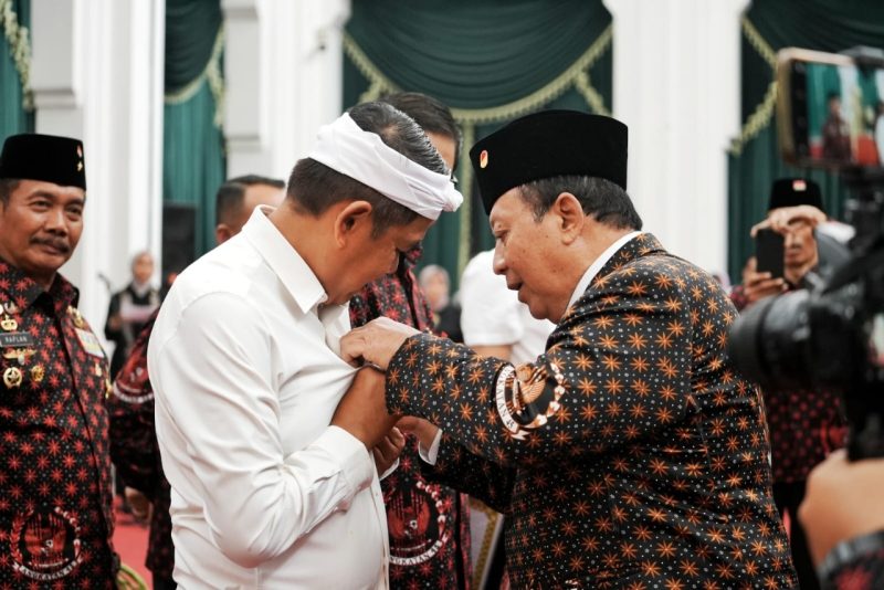 Gubernur Jawa Barat Dedi Mulyadi resmi diamanahkan sebagai Ketua Umum Dewan Harian Daerah Badan Pembudayaan Kejuangan 45 (DHD BPK’45) Provinsi Jawa Barat Masa Bakti 2025–2030.