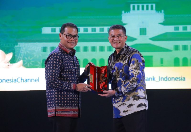 Wakil Gubernur Jawa Barat Erwan Setiawan mengapresiasi Bank Indonesia (BI) dan seluruh pihak yang telah menyelenggarakan kegiatan Bincang Rupiah dan Pahlawan (Rupawan) di Convention Hall Telkom University, Kota Bandung, Jumat (7/11/2025).