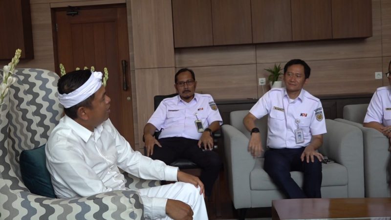 Pemda Provinsi Jawa Barat bersama PT Kereta Api Indonesia (Persero) terus berupaya meningkatkan layanan transportasi publik di wilayah Bogor, Depok, dan Bekasi. 