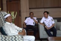 Gubernur Jawa Barat Dedi Mulyadi bersama Direktur Utama PT Kereta Api Indonesia (KAI) Bobby Rasyidin membahas inovasi transportasi baru yang akan mempermudah mobilitas petani dan pedagang di Jawa Barat. 