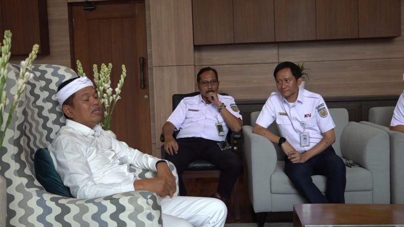 Gubernur Jawa Barat Dedi Mulyadi bersama Direktur Utama PT Kereta Api Indonesia (KAI) Bobby Rasyidin membahas inovasi transportasi baru yang akan mempermudah mobilitas petani dan pedagang di Jawa Barat. 