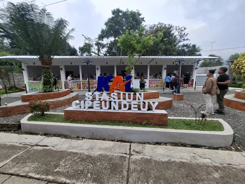 KAI Daop 2 Bandung tingkatkan ketertiban pelayanan di Stasiun dengan sediakan area kios khusus pedagang di Stasiun Cipendeuy.