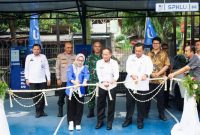 Kalapas Sukamiskin Fajar Nur Cahyo bersama Kepala Kantor Wilayah Ditjen Pemasyarakatan (Kakanwil Ditjenpas) Kusnali meresmikan SPKLU One Stop Service di area Lapas Sukamiskin, Kota Bandung.