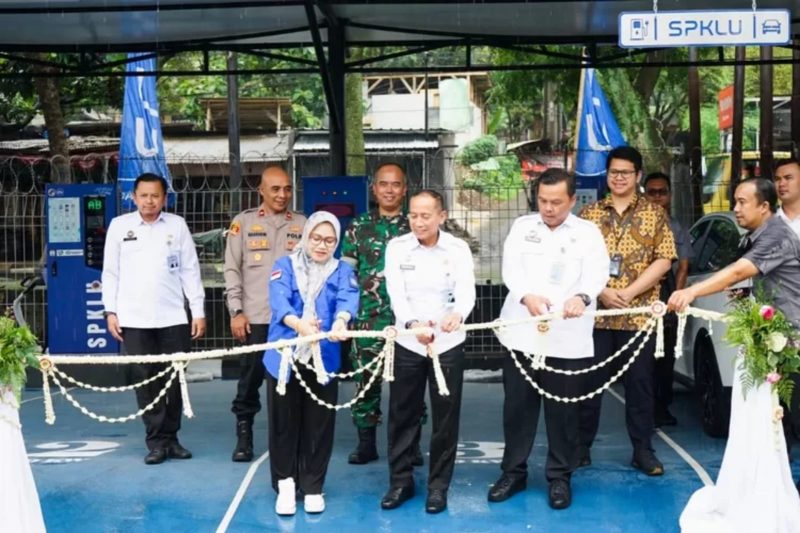 Kalapas Sukamiskin Fajar Nur Cahyo bersama Kepala Kantor Wilayah Ditjen Pemasyarakatan (Kakanwil Ditjenpas) Kusnali meresmikan SPKLU One Stop Service di area Lapas Sukamiskin, Kota Bandung.