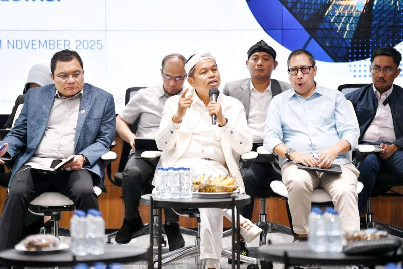 KDM saat Rapat Koordinasi Penataan Kawasan DAS serta Penataan Areal Marka Jalan Nasional dan Gerbang Tol di Wilayah Jawa Barat, di Ruang Rapat Lantai 3 Gedung Singaperbangsa, Kantor Bupati Karawang, Kamis (13/11/2025) sore. 